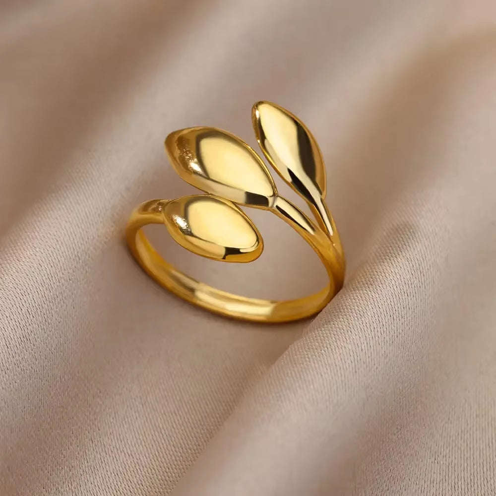 Shine Bright with Our Aesthetic Heart Gold Stainless Steel Rings! Perfect for Weddings, Prom, and Gifts! 💖✨ #VintageVibes #WaterproofJewelry